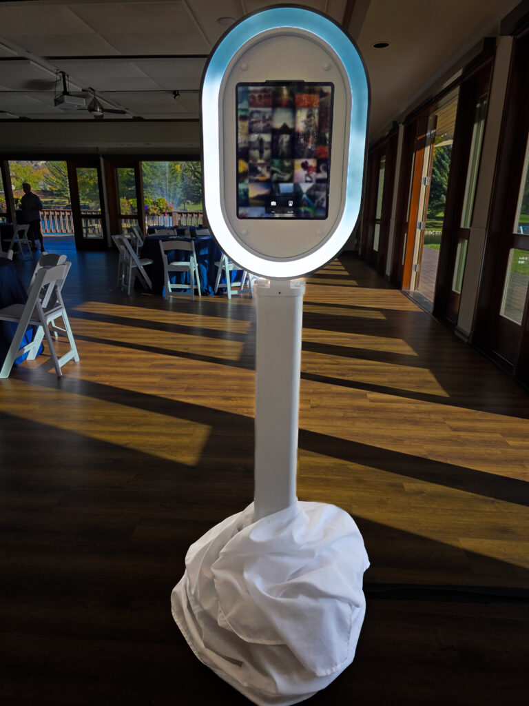 Modern iPad photo booth for weddings and parties
